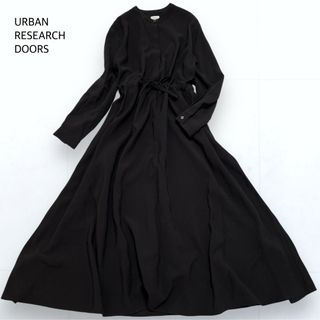 アーバンリサーチドアーズ(URBAN RESEARCH DOORS)の美品＊アーバンリサーチドアーズ ギャザー ドロスト バンドカラー ワンピース 黒(ロングワンピース/マキシワンピース)