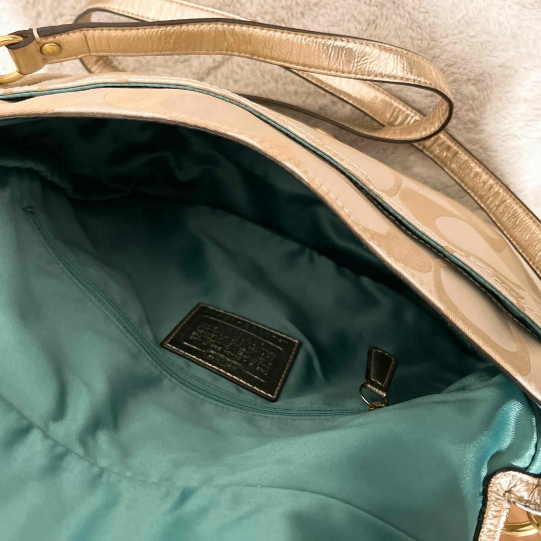 COACH(コーチ)の美品✨COACH コーチショルダーバッグハンドバッグシグネチャーゴールドベージュ レディースのバッグ(ショルダーバッグ)の商品写真