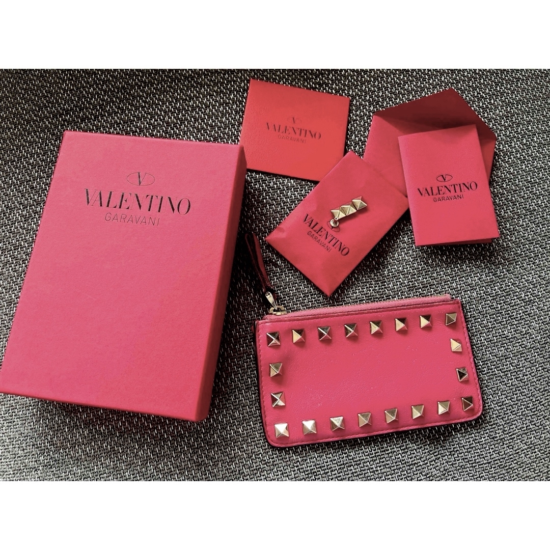 VALENTINO(ヴァレンティノ)の【VALENTINO】ヴァレンティノロックスタッズ　カードケース　ウォレット レディースのファッション小物(財布)の商品写真