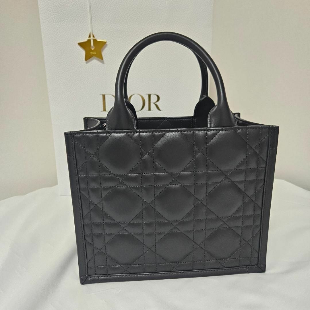 Christian Dior(クリスチャンディオール)の【新品】新作 Dior バッグ スモール ブックトート カナージュ黒 ブラック レディースのバッグ(トートバッグ)の商品写真