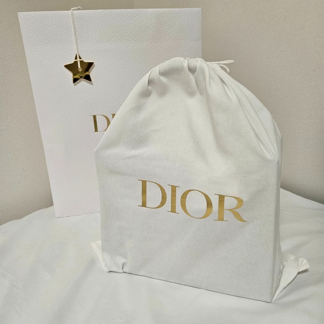 Christian Dior(クリスチャンディオール)の【新品】新作 Dior バッグ スモール ブックトート カナージュ黒 ブラック レディースのバッグ(トートバッグ)の商品写真