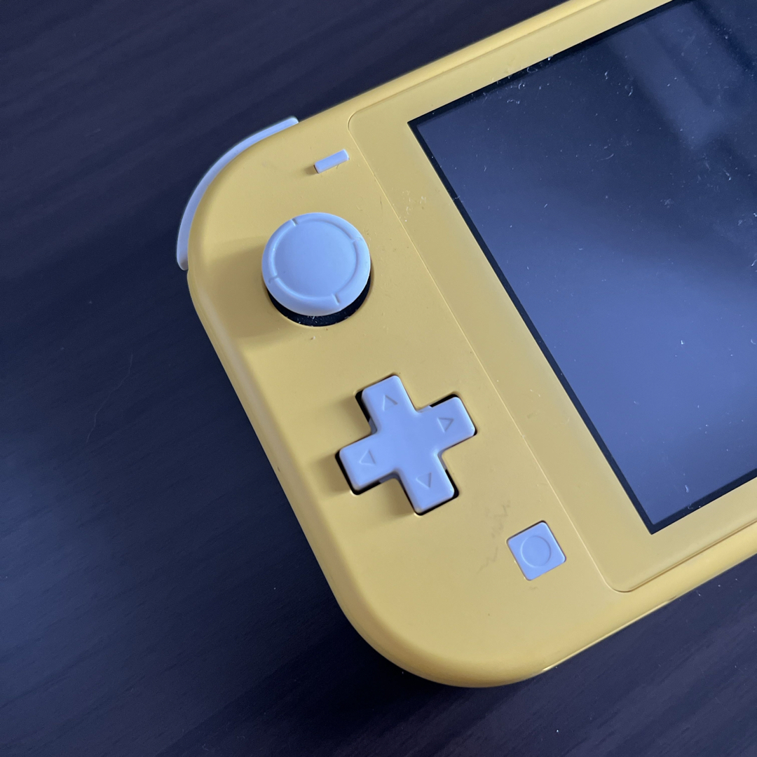 Nintendo Switch Lite イエロー エンタメ/ホビーのゲームソフト/ゲーム機本体(家庭用ゲーム機本体)の商品写真