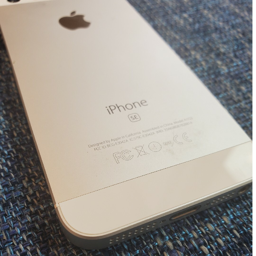 iPhone SE  32GB  simフリー シルバー　② スマホ/家電/カメラのスマートフォン/携帯電話(スマートフォン本体)の商品写真