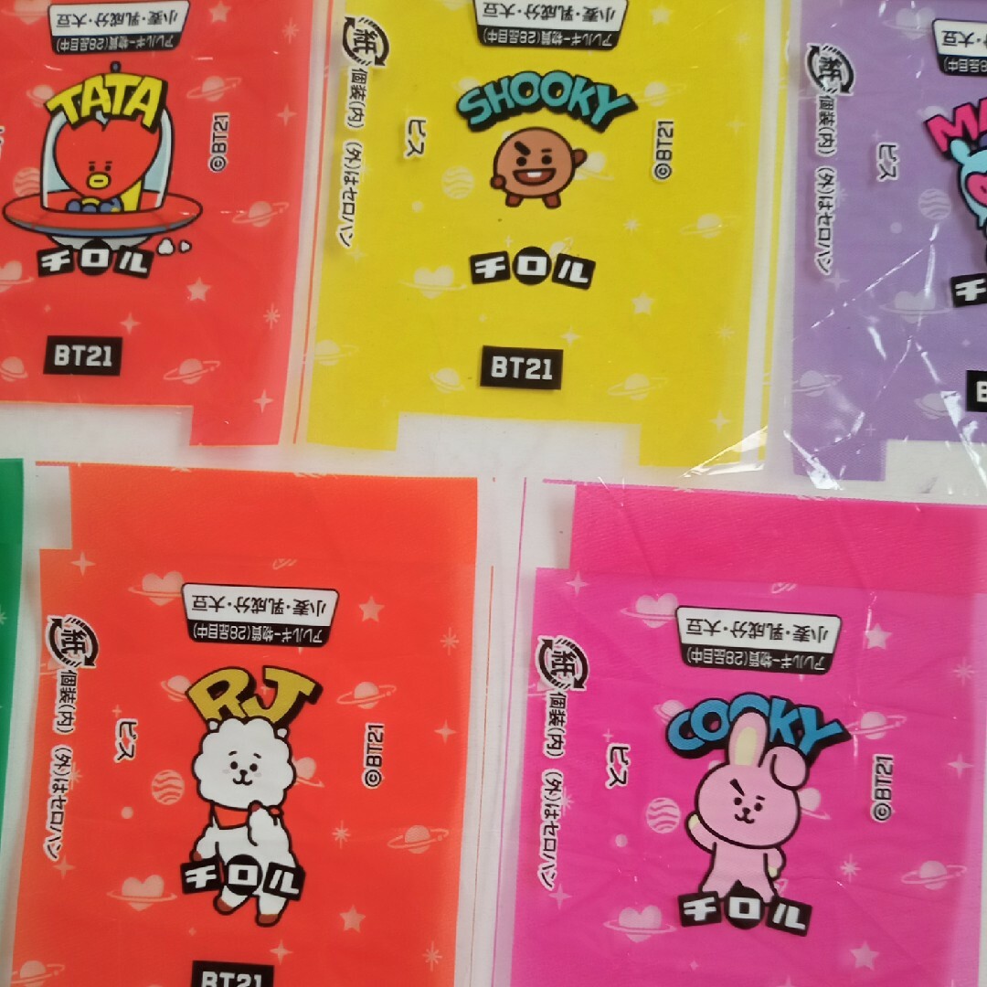 チロルチョコ(チロルチョコ)のNo.129  BT21 (LINE FRIENDS) 全7種  チロル包み紙 エンタメ/ホビーのコレクション(印刷物)の商品写真