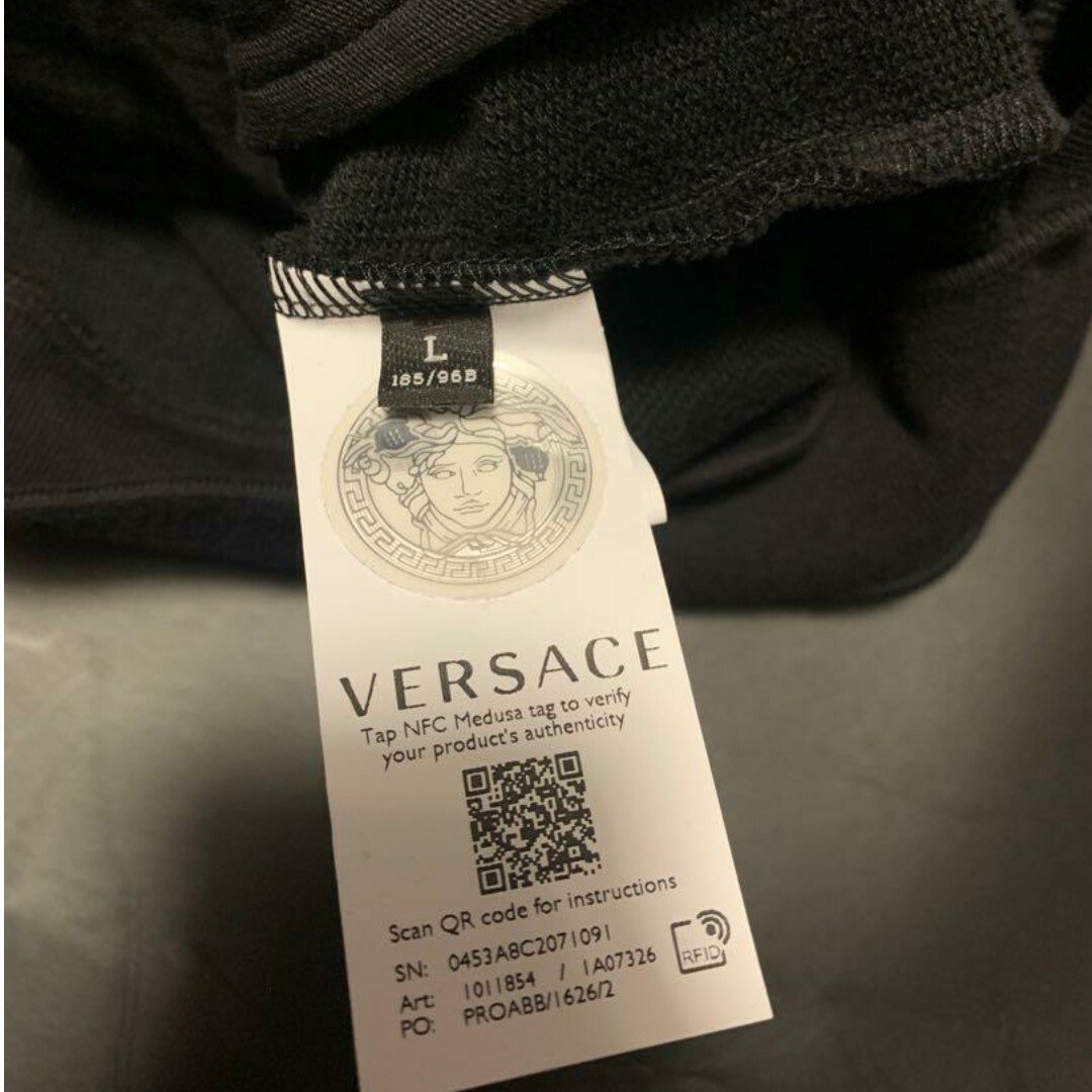 VERSACE(ヴェルサーチ)のヴェルサーチェ　バロックプリントジップアップフーディ　 ブラック　L メンズのトップス(パーカー)の商品写真