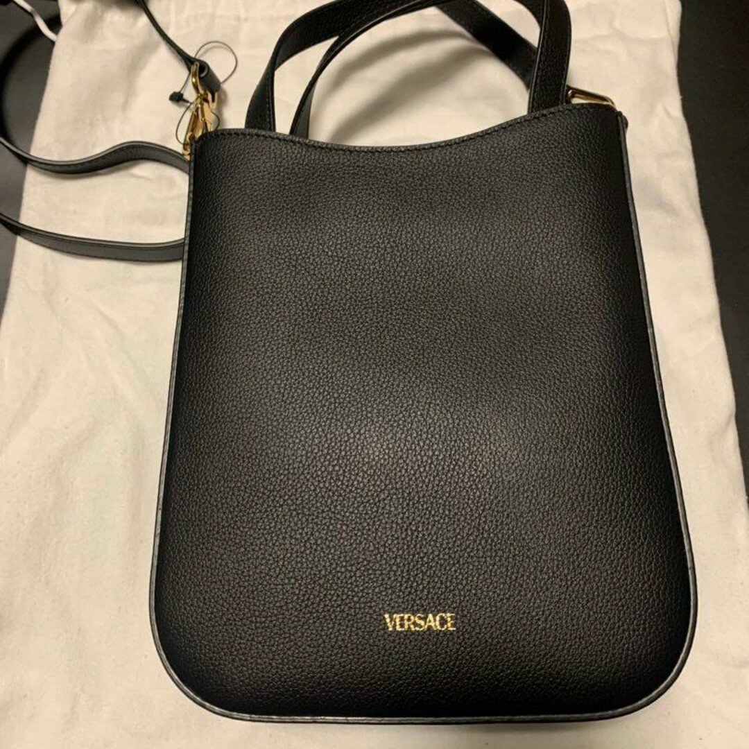 VERSACE(ヴェルサーチ)のVERSACE ヴェルサーチェ　メデューサス　縦型スクエアショルダーバッグ　黒 レディースのバッグ(ショルダーバッグ)の商品写真