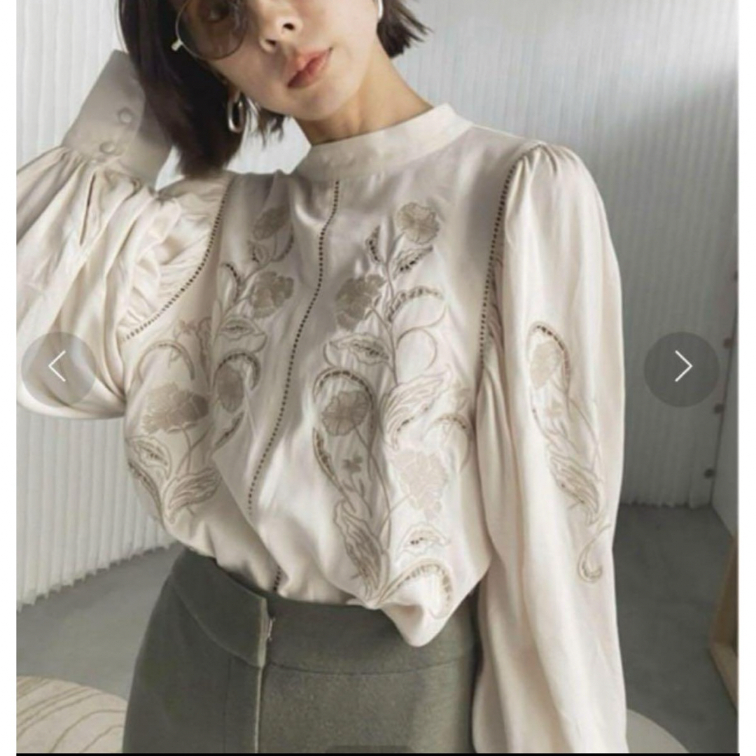 Ameri VINTAGE(アメリヴィンテージ)のLADY EMBROIDERY PUFF BLOUSE レディースのトップス(シャツ/ブラウス(長袖/七分))の商品写真