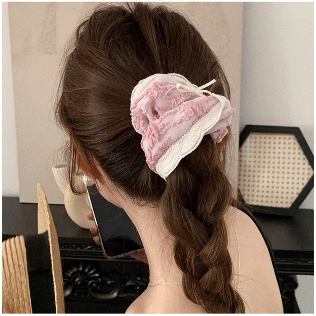 リボンヘアゴム　シュシュ 　フリル　ボリューム　ピンク　ヘアアクセサリー レディースのヘアアクセサリー(ヘアゴム/シュシュ)の商品写真