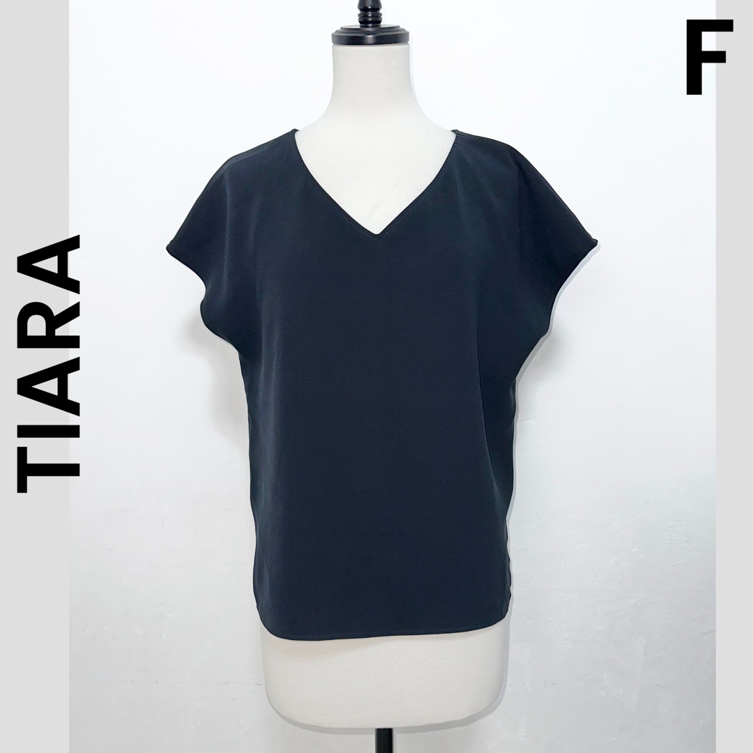 tiara(ティアラ)の【TIARA】ティアラ ブラック カットソー フレンチスリーブ Vネック レディースのトップス(カットソー(半袖/袖なし))の商品写真