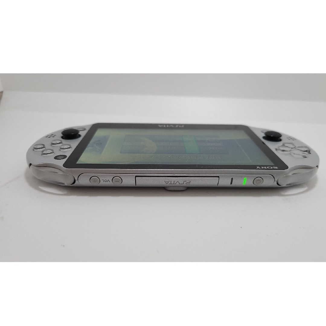 PlayStation Vita(プレイステーションヴィータ)のPlaystation Vita PCH2000 シルバー エンタメ/ホビーのゲームソフト/ゲーム機本体(携帯用ゲーム機本体)の商品写真