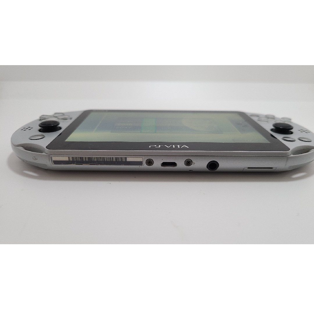 PlayStation Vita(プレイステーションヴィータ)のPlaystation Vita PCH2000 シルバー エンタメ/ホビーのゲームソフト/ゲーム機本体(携帯用ゲーム機本体)の商品写真