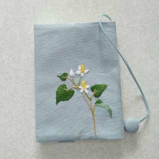 文庫本刺繍のブックカバー　ドクダミ(ブックカバー)