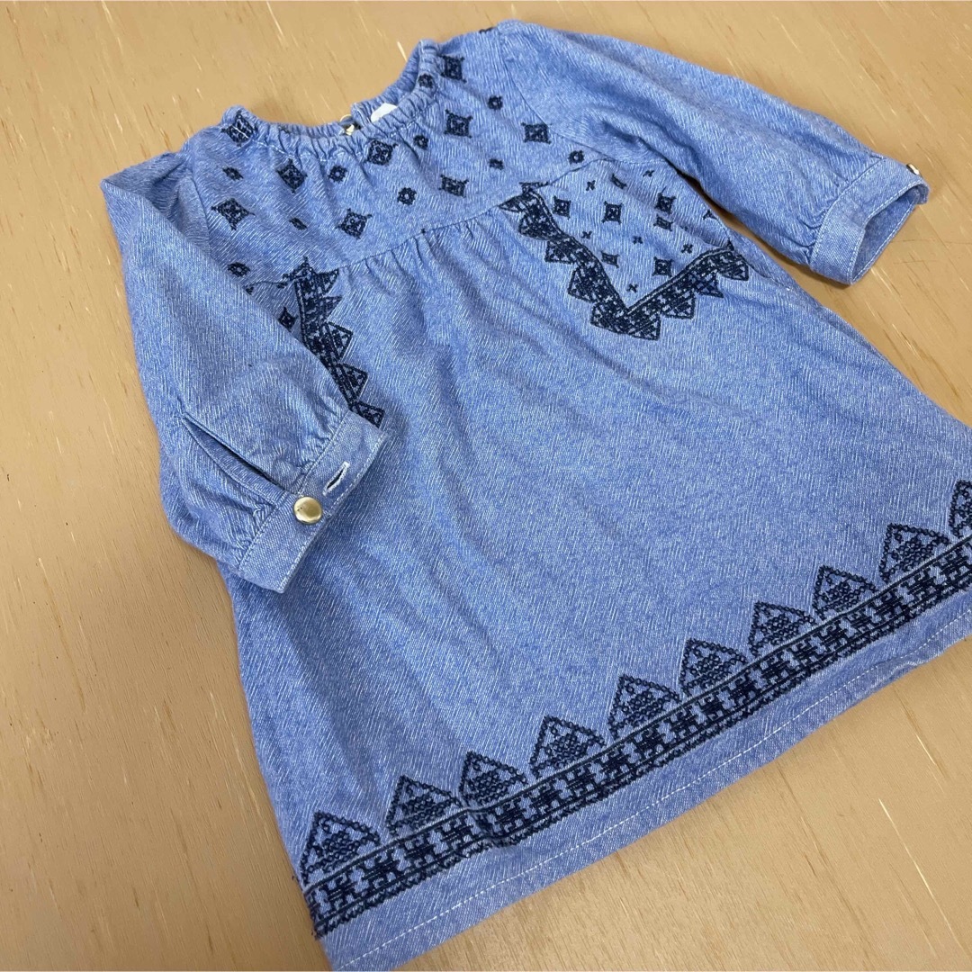 Branshes(ブランシェス)のbranshes   デニム風刺繍トップス　チュニック　80 キッズ/ベビー/マタニティのベビー服(~85cm)(シャツ/カットソー)の商品写真