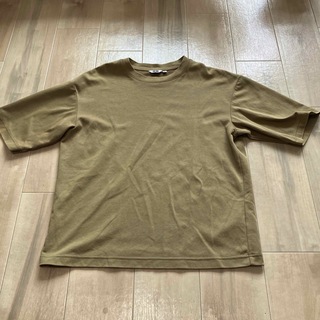 ユニクロ(UNIQLO)のTシャツ カットソー トップス エアリズム 茶色 メンズ サイズM(Tシャツ/カットソー(半袖/袖なし))