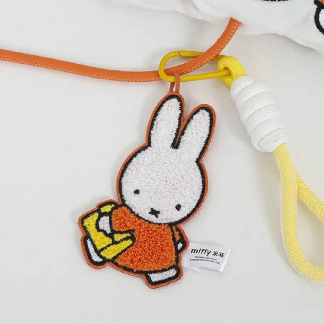 miffy(ミッフィー)のミッフィー　もこもこ刺繍キーホルダー　miffy 日本未発売　タイプ1 エンタメ/ホビーのアニメグッズ(キーホルダー)の商品写真