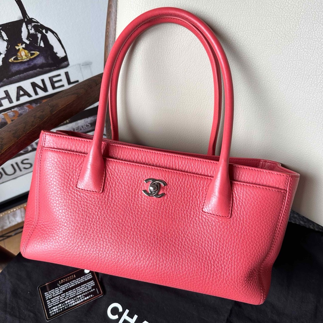 CHANEL(シャネル)の【CHANEL】 エグゼクティブトート　スモール　レッド系　トート　ハンドバッグ レディースのバッグ(トートバッグ)の商品写真