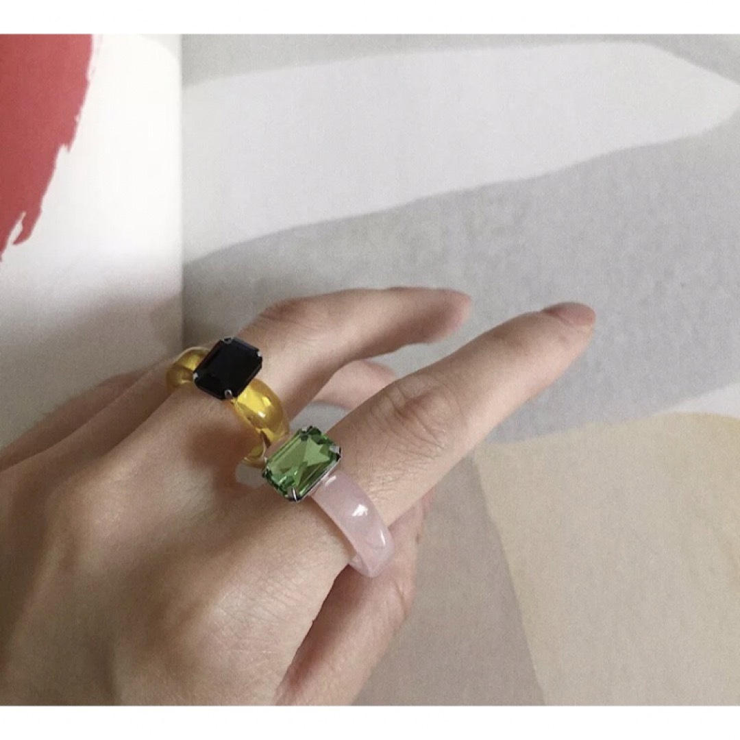 【新品送料無料❗️】①アクリルリング 透明 クリアカラー ピンク 黄緑 グリーン レディースのアクセサリー(リング(指輪))の商品写真