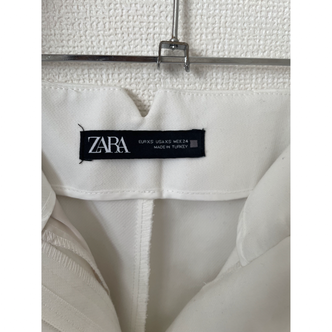 zara ハイウエストパンツ　xs  白　ベージュ　フォーマル　入園式　入学式 レディースのパンツ(チノパン)の商品写真