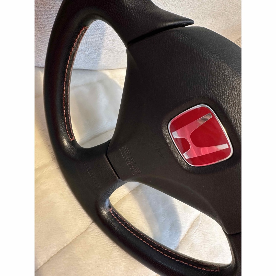 ホンダ(ホンダ)のホンダ インテグラ dc5 タイプR 純正ステアリング momo 赤バッジ 自動車/バイクの自動車(車内アクセサリ)の商品写真