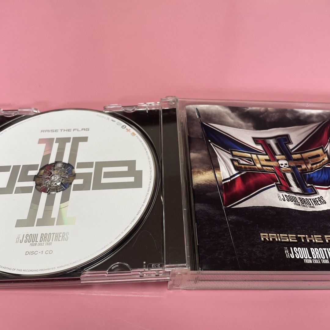 三代目 J Soul Brothers(サンダイメジェイソウルブラザーズ)のRAISE　THE　FLAG（Blu-ray　Disc付） エンタメ/ホビーのCD(ポップス/ロック(邦楽))の商品写真