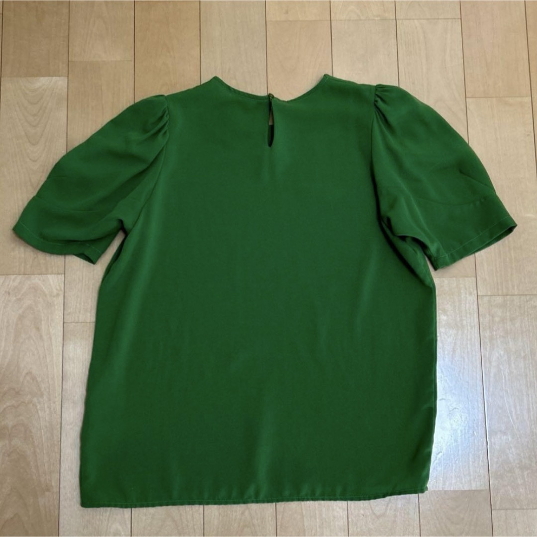 ラミラル　ブラウス　グリーン　パフスリーブ　クルーネック　イエベ   半袖 レディースのトップス(シャツ/ブラウス(半袖/袖なし))の商品写真