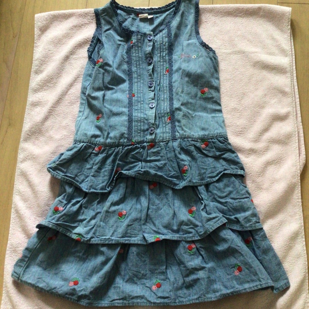 OshKosh(オシュコシュ)のオシュコシュ　女児デニム地ワンピース　中古品 キッズ/ベビー/マタニティのキッズ服女の子用(90cm~)(ワンピース)の商品写真