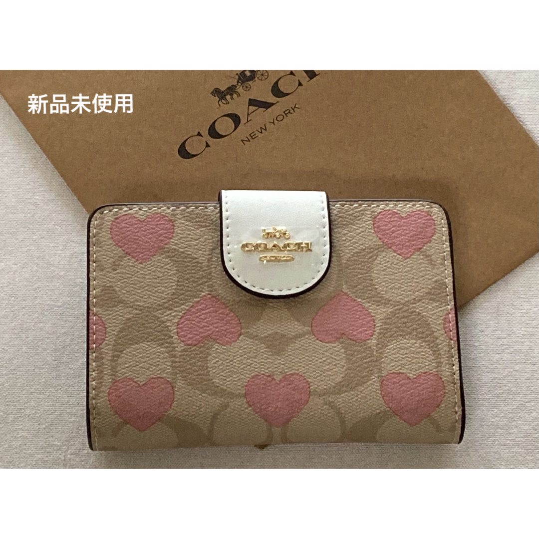 COACH(コーチ)の新品　COACH コーチ　二つ折り財布　シグネチャー　ベージュ　ハート　ピンク レディースのファッション小物(財布)の商品写真