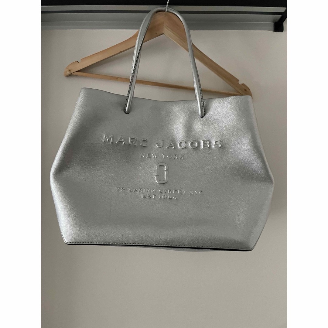 MARC JACOBS(マークジェイコブス)のMARC JACOBS  ロゴショッパートート (Silver) レディースのバッグ(トートバッグ)の商品写真