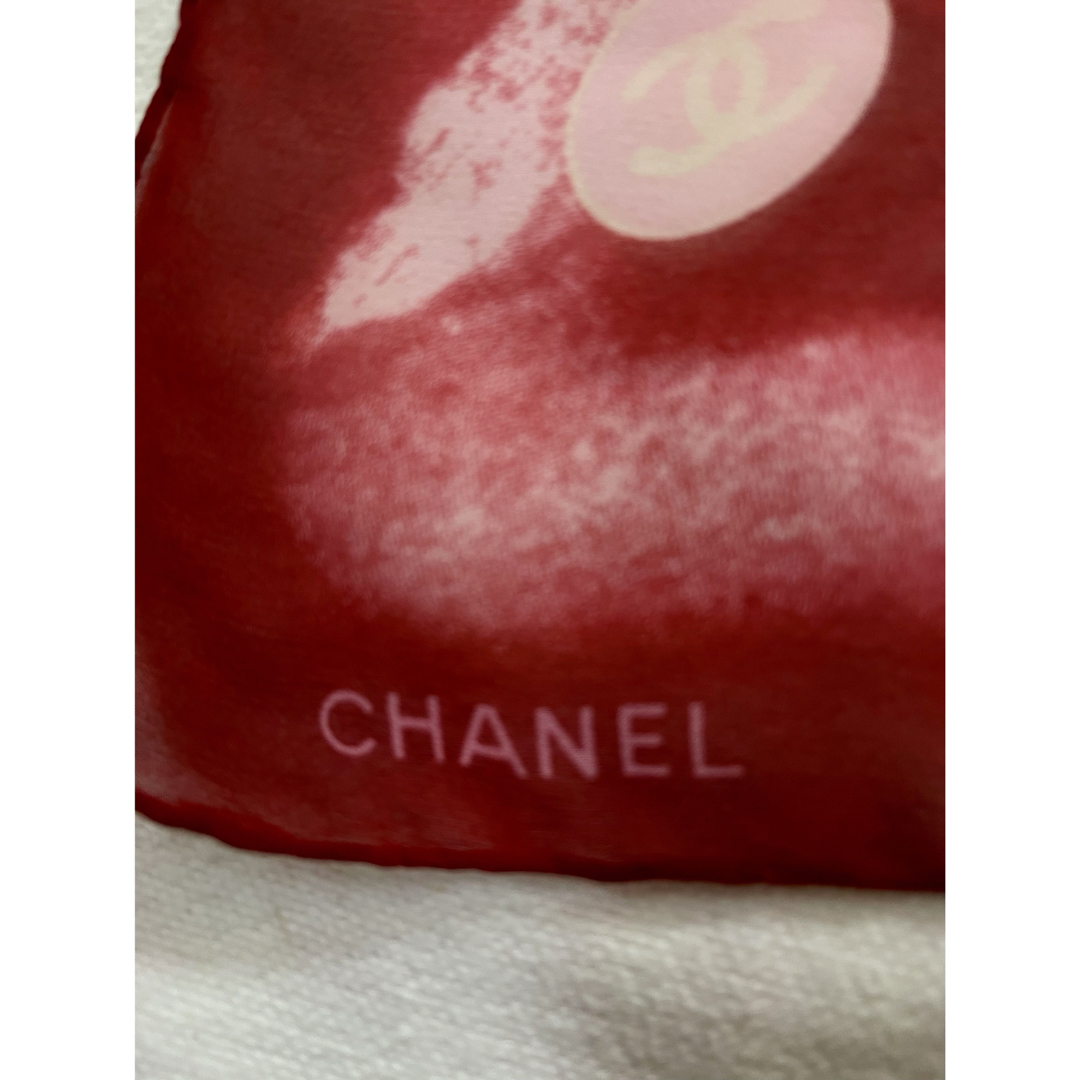 CHANEL(シャネル)のCHANEL シャネル　シルク100 シフォン　大判スカーフ　ココマークレッド系 レディースのファッション小物(バンダナ/スカーフ)の商品写真