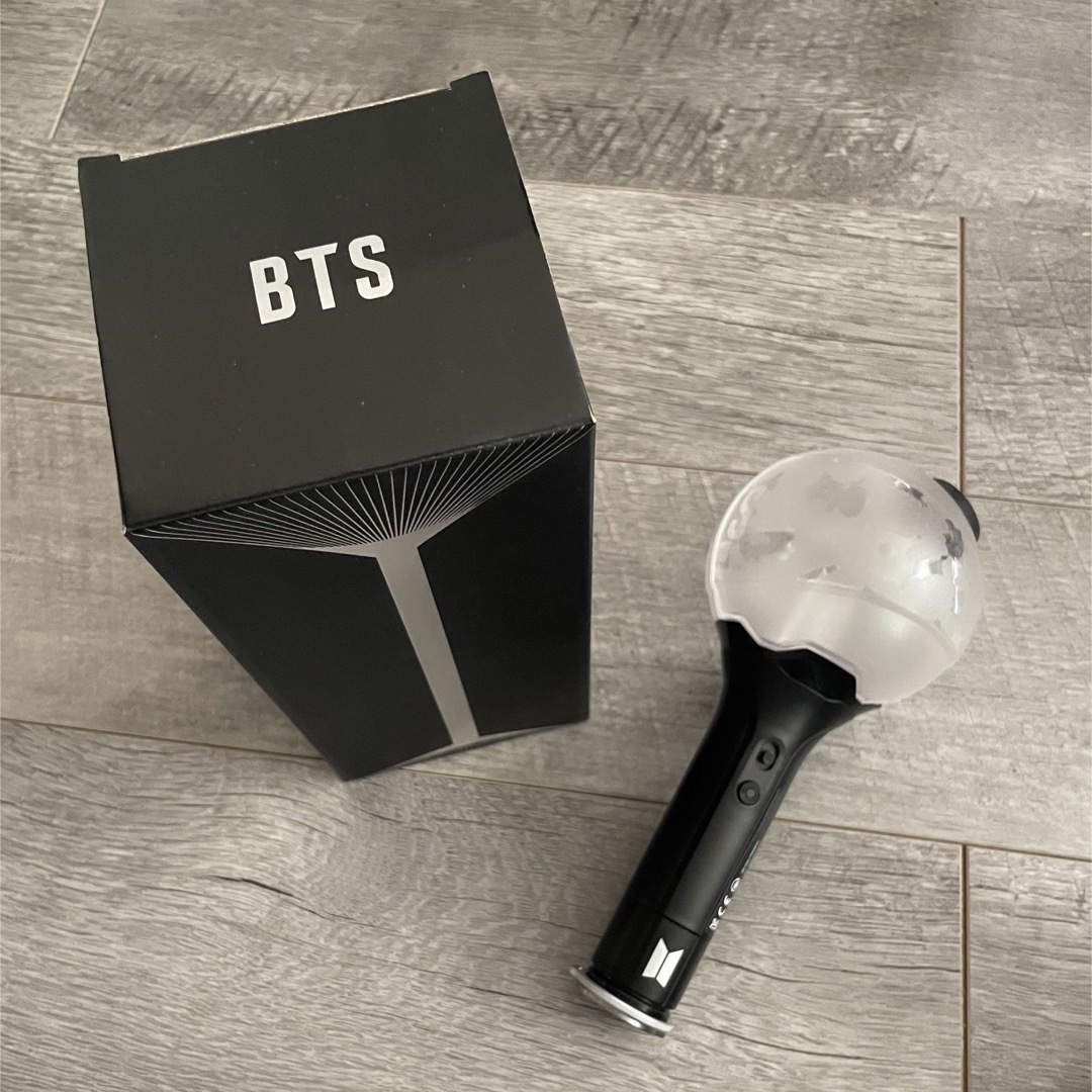 【美品】BTS LightStick ver.3ペンライト ARMY BOMB エンタメ/ホビーのタレントグッズ(アイドルグッズ)の商品写真