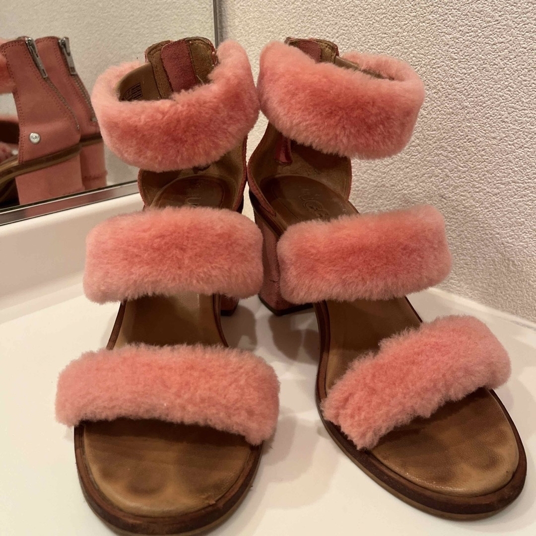 UGG(アグ)の完売！　激安出品！UGG アグ　ムートンファーサンダル　ピンク レディースの靴/シューズ(サンダル)の商品写真