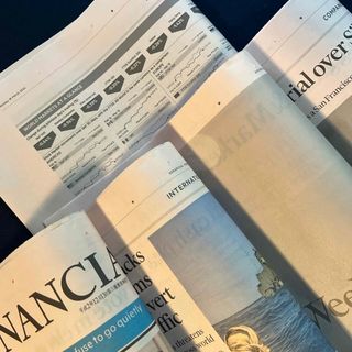 英字新聞FT サーモンピンク色　　　　　　　　18頁(見開き4枚＋半裁1枚)(印刷物)