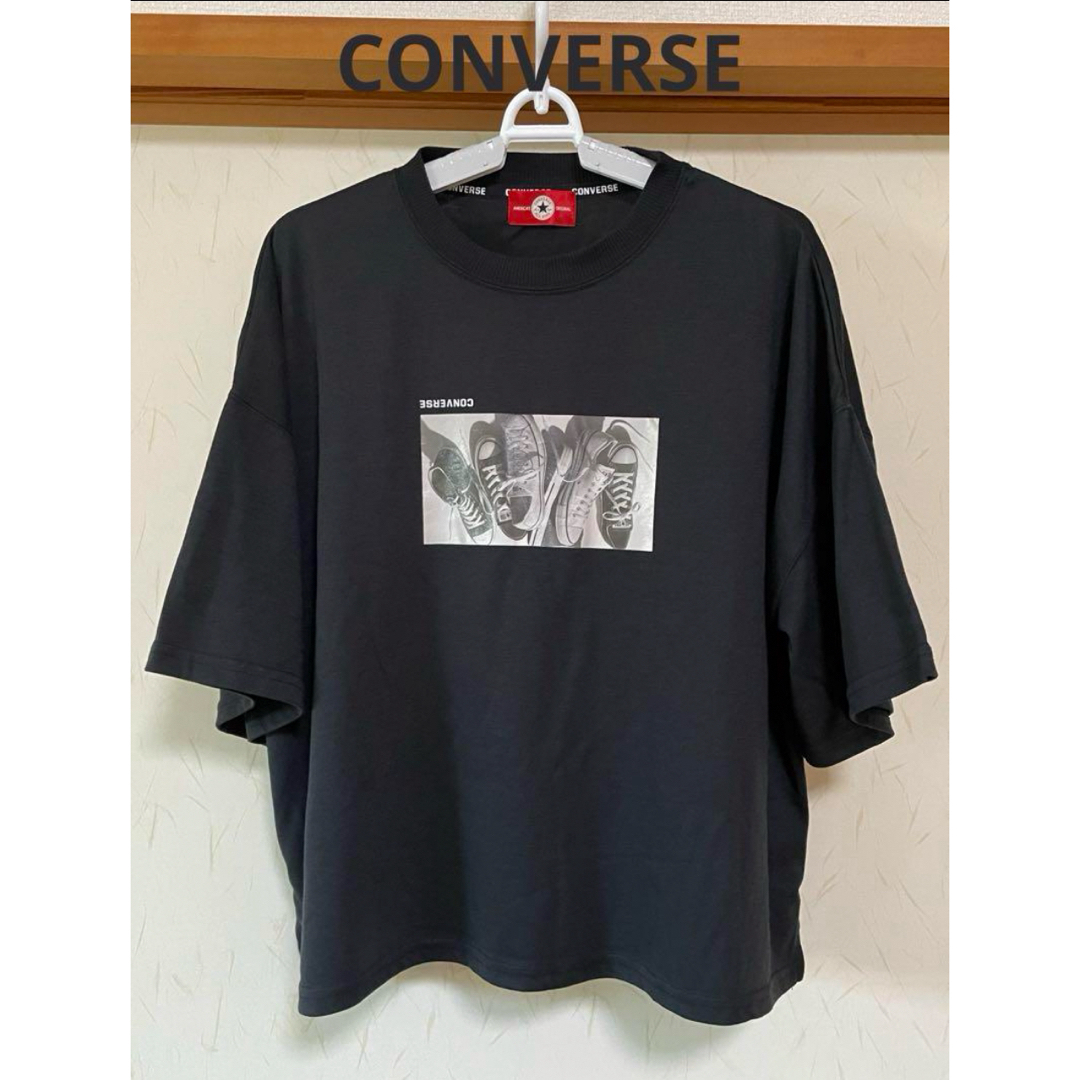 CONVERSE(コンバース)のCONVERSE コンバース ドライメッシュ 転写モノクロシューズTシャツ 黒  レディースのトップス(Tシャツ(半袖/袖なし))の商品写真