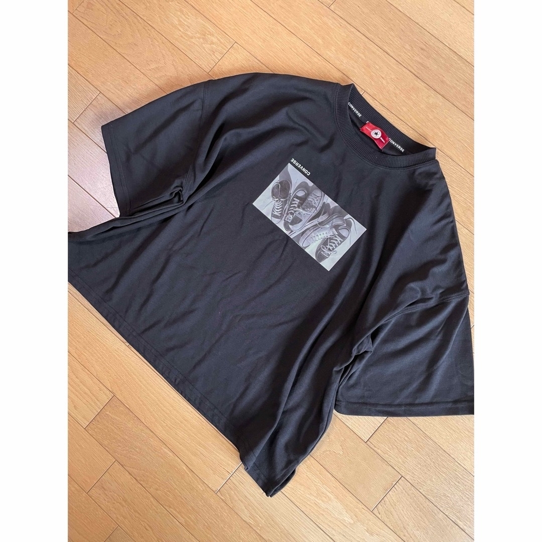 CONVERSE(コンバース)のCONVERSE コンバース ドライメッシュ 転写モノクロシューズTシャツ 黒  レディースのトップス(Tシャツ(半袖/袖なし))の商品写真
