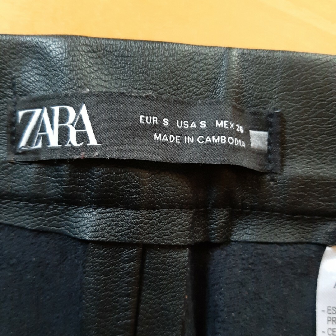 ZARA(ザラ)のZARA レザー調パンツ レディースのパンツ(カジュアルパンツ)の商品写真