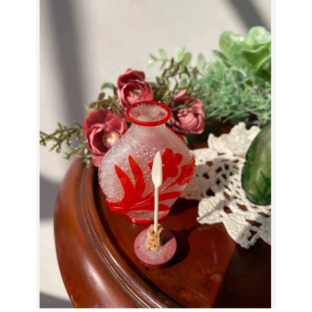 鼻煙壺(びえんこ) 被せガラス 赤いお色味が美しい芍薬、水仙柄　美品 エンタメ/ホビーの美術品/アンティーク(ガラス)の商品写真