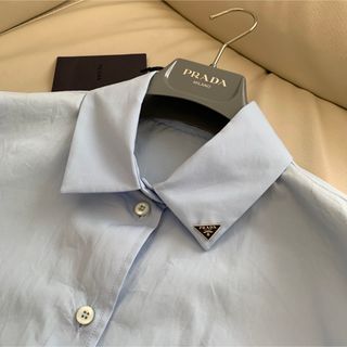 新品タグ付　プラダPRADA コットン　長袖シャツ　水色　三角プレート　M  L