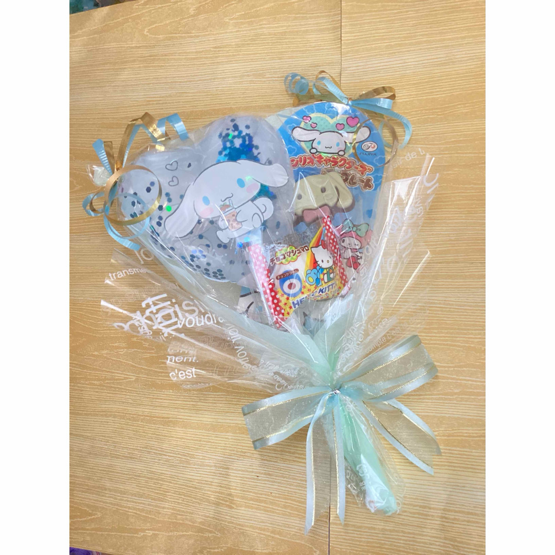 シナモン　風船付お菓子ブーケ♡1個　プチギフト　入学　入園　結婚式　発表会　お祝 食品/飲料/酒の食品(菓子/デザート)の商品写真