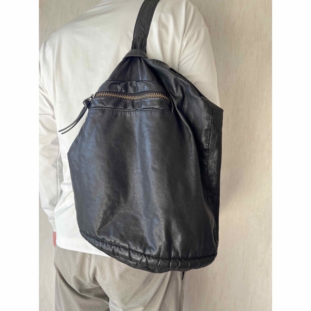 Yvonne Kone  レザーショルダーバッグ　ベルト　黒　本革　イタリア レディースのバッグ(ショルダーバッグ)の商品写真