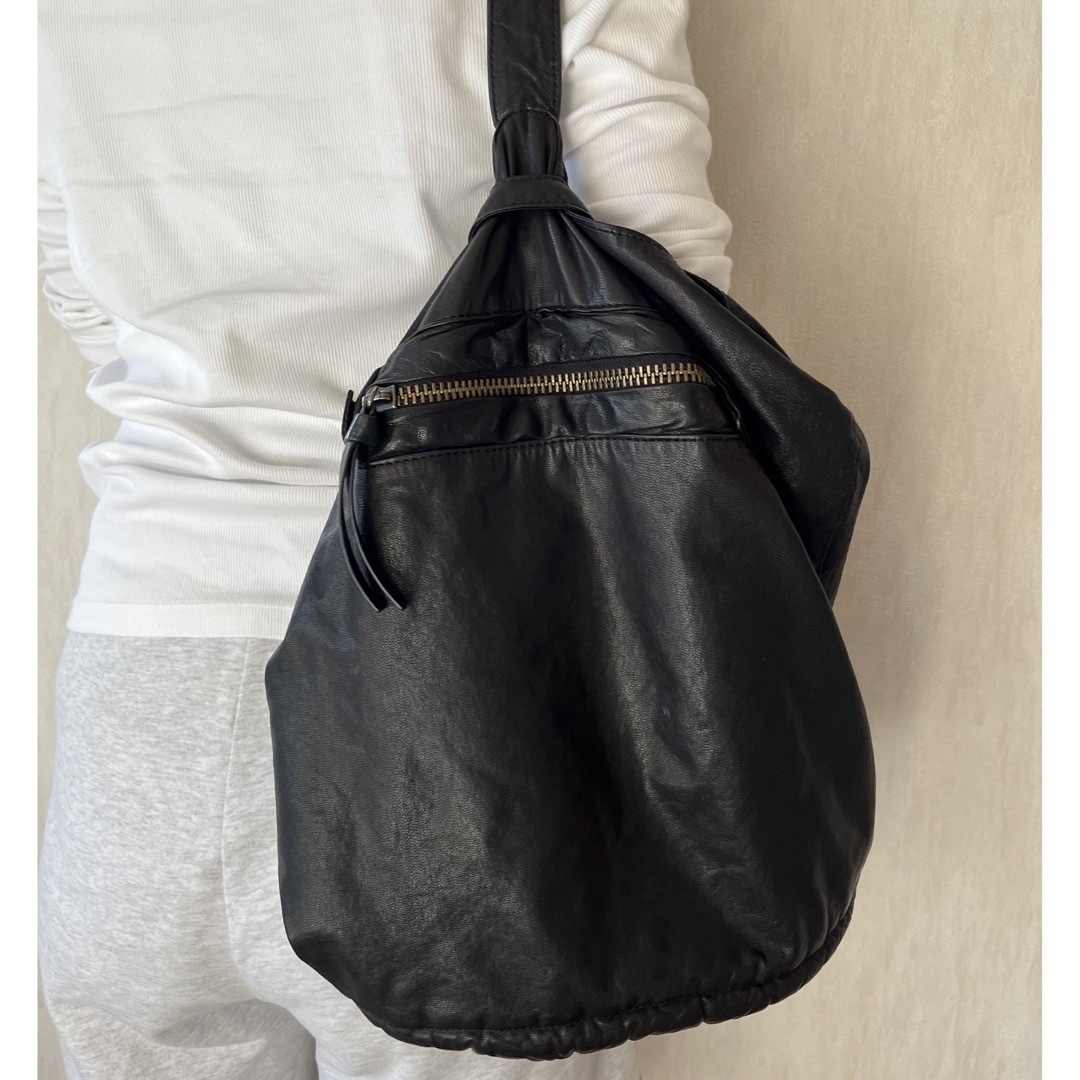 Yvonne Kone  レザーショルダーバッグ　ベルト　黒　本革　イタリア レディースのバッグ(ショルダーバッグ)の商品写真