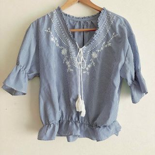 シマムラ(しまむら)の【新品・未使用】　ブルー ストライプ　花刺繍　ブラウス(シャツ/ブラウス(半袖/袖なし))