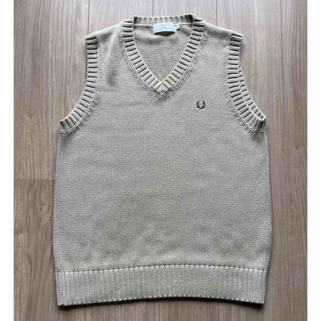 FRED PERRY(フレッドペリー)のフレッドペリー コットン ニットベスト ベージュ M Vネック ベスト メンズのトップス(ベスト)の商品写真