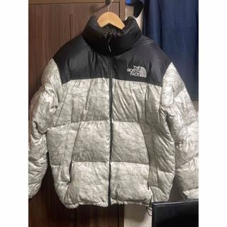 シュプリーム(Supreme)のSUPREME TNF White Paper Print 紙ヌプシ　M(ダウンジャケット)