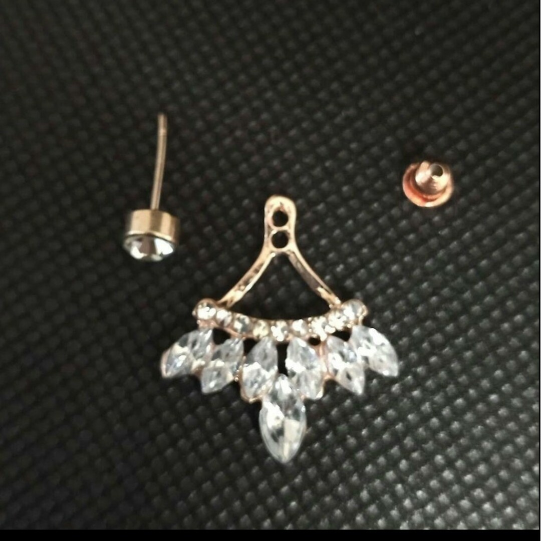 ダイヤモンド風 ラインストーンピアス レディースのアクセサリー(ピアス)の商品写真