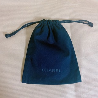 シャネル(CHANEL)のCHANEL ロゴ入り　巾着袋　ポーチ　黒　シャネル(ポーチ)