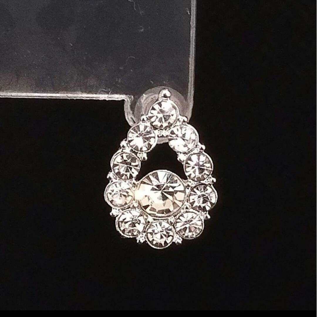 ダイヤモンド風しずく型ピアス レディースのアクセサリー(ピアス)の商品写真