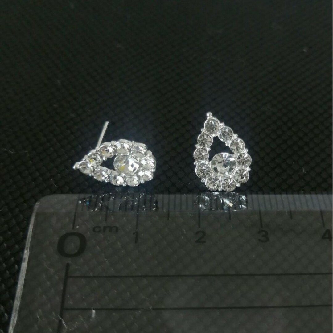 ダイヤモンド風しずく型ピアス レディースのアクセサリー(ピアス)の商品写真