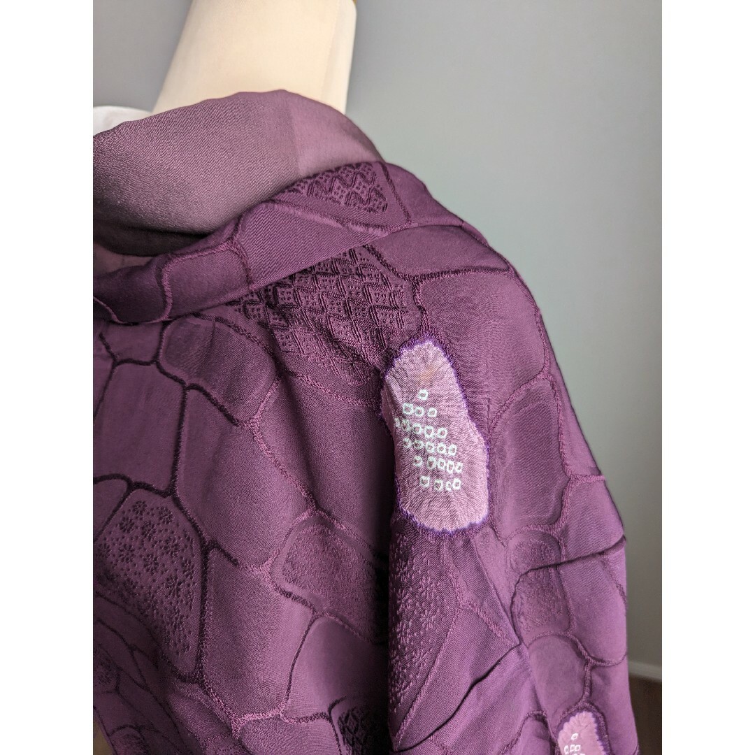 羽織 身丈75裄63 正絹 紫 花柄 地紋起こし 絞り レディースの水着/浴衣(着物)の商品写真