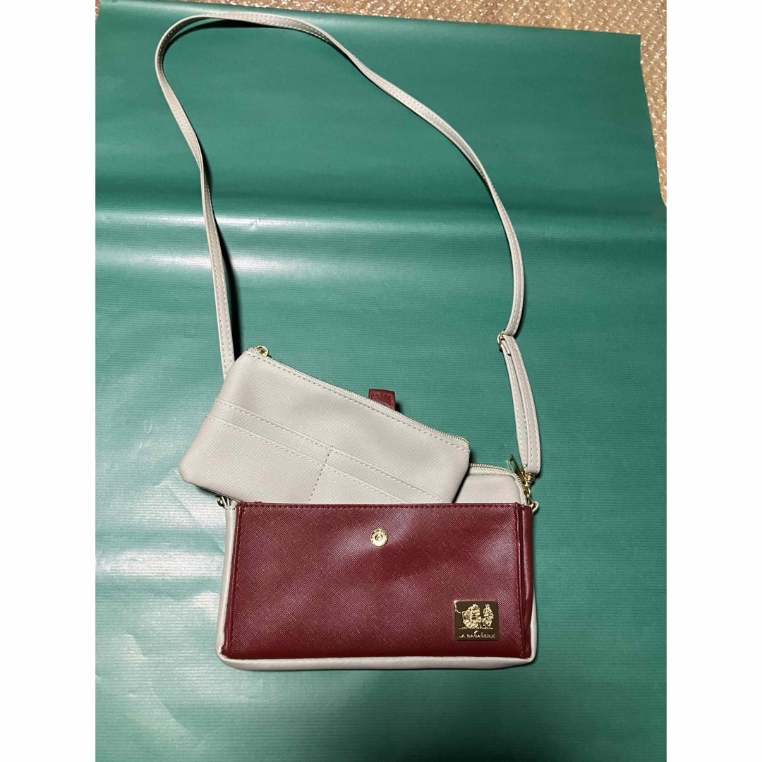 ポーチ内蔵ミニショルダー(エンジ×アイボリー) レディースのバッグ(ショルダーバッグ)の商品写真