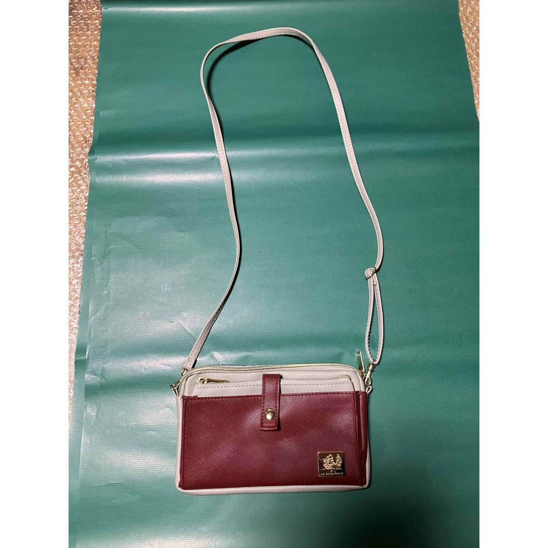 ポーチ内蔵ミニショルダー(エンジ×アイボリー) レディースのバッグ(ショルダーバッグ)の商品写真